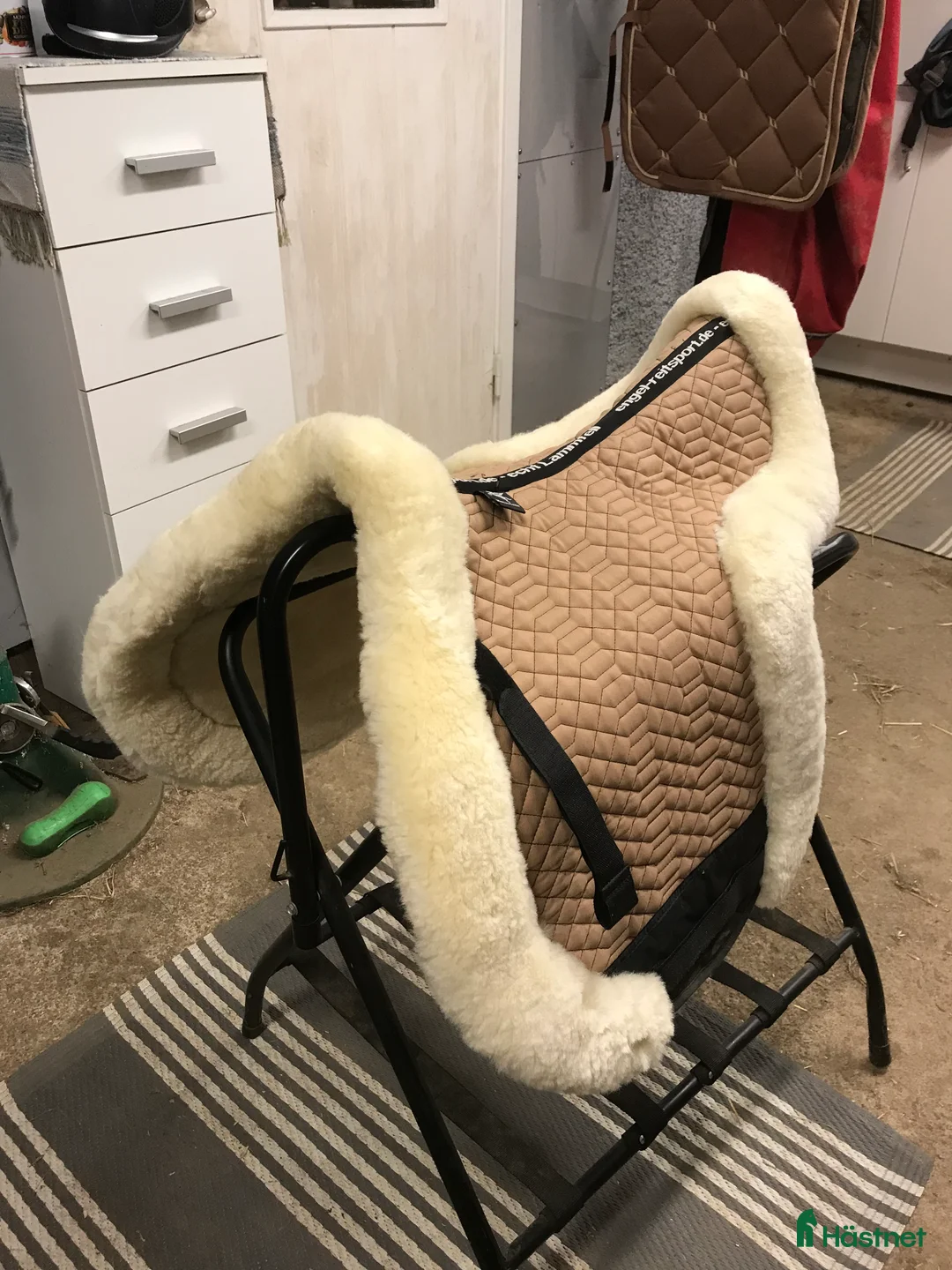 Schabrak & Vojlockar hästutrustning till salu: Lammskinnsvojlok i Sturefors - Annons 2