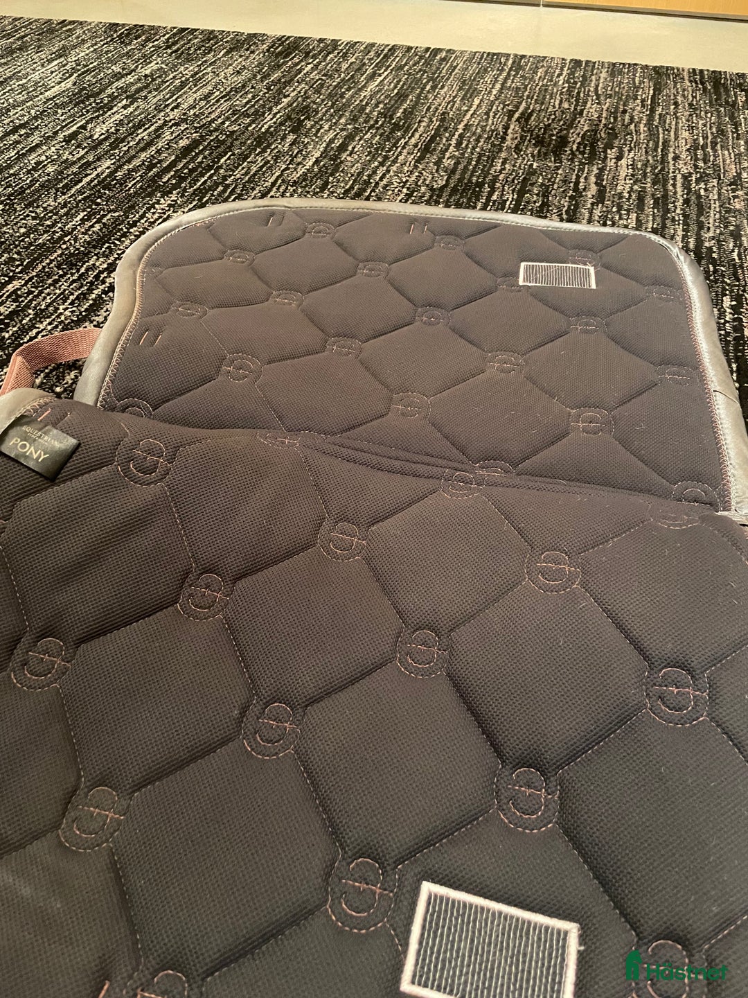 Schabrak & Vojlockar hästutrustning till salu: Använd fåtal gånger Equestrian Stockholm schabrak i Saltsjöbaden - Annons 3