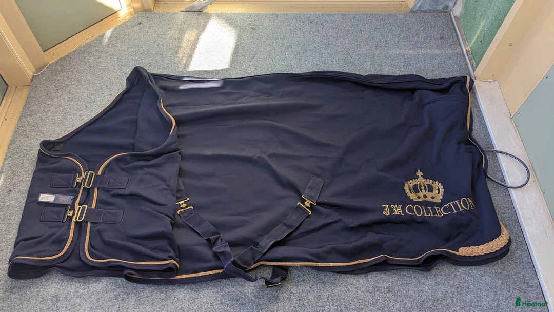 Täcken hästutrustning till salu: Olika täcke  - Annons 1