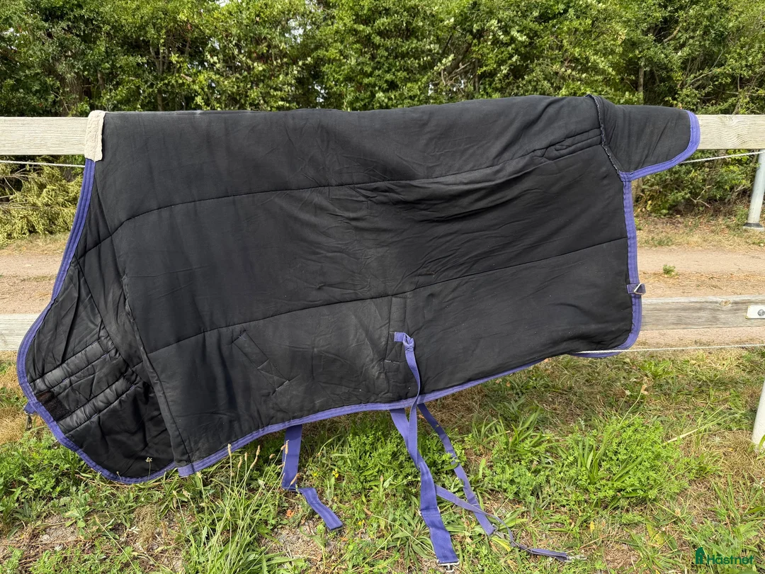 Täcken hästutrustning till salu: Shires stalltäcke 135 - Annons 8