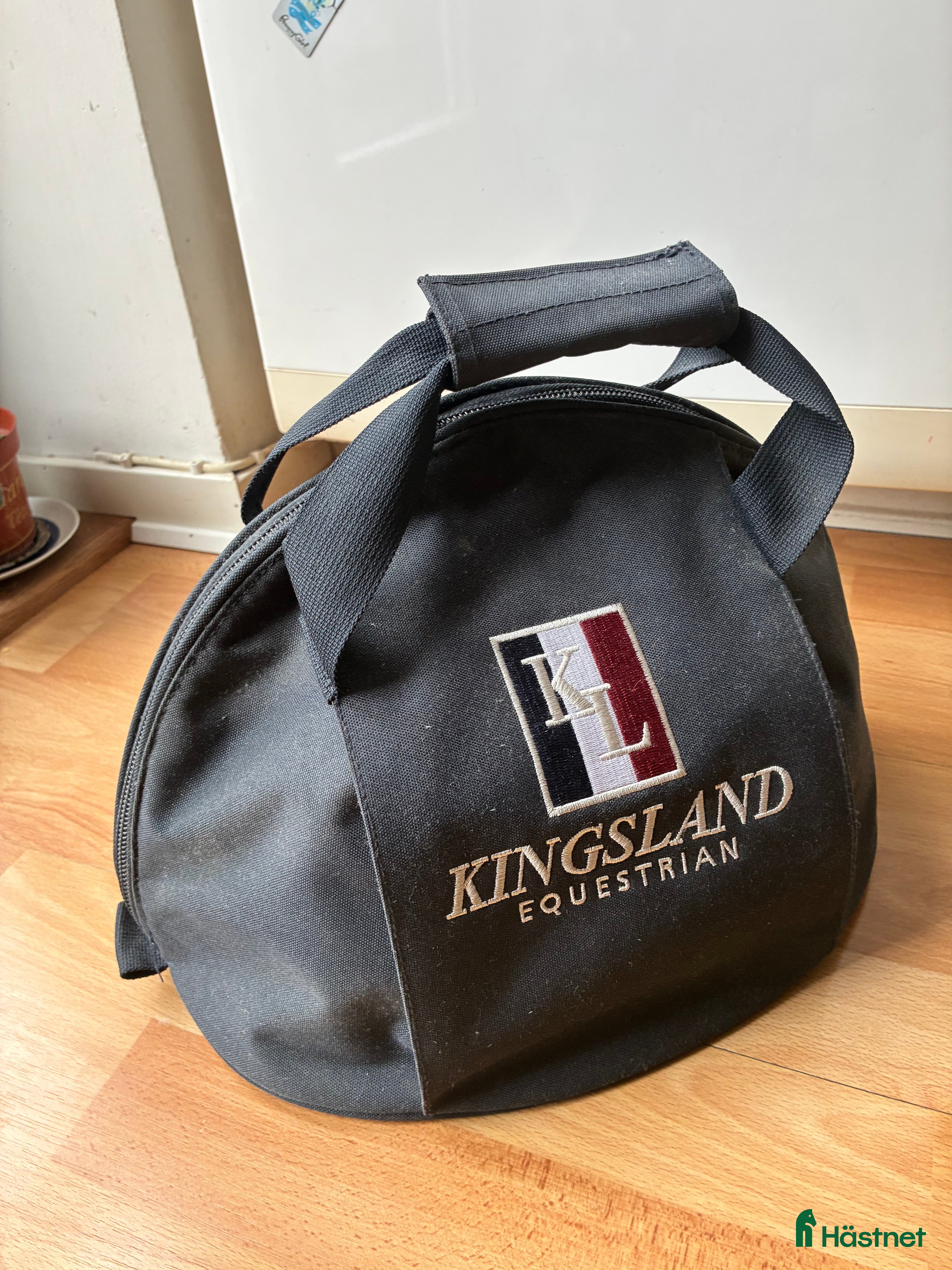 Hjälmar ryttarutrustning till salu: Kingsland hjälmväska i Malmö - Annons 24