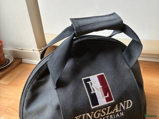 Hjälmar ryttarutrustning till salu: Kingsland hjälmväska i Malmö - Annons 24