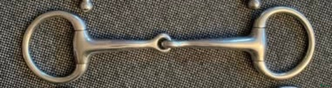 Bett hästutrustning till salu: Tvådelat bett fasta ringar 13,5 i Säve - Annons 1