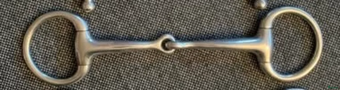 Bett hästutrustning till salu: Tvådelat bett fasta ringar 13,5 - Annons 1