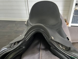 Sadlar hästutrustning till salu: Bates dressyrsadel 15,5’ i Månsarp - Annons 2