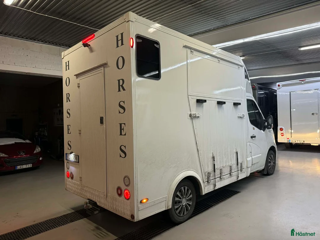 Hästlastbilar  fordon & transport till salu: Hästlastbil - 3 sittplatser och stuteri-inredning i Köping - Annons 2
