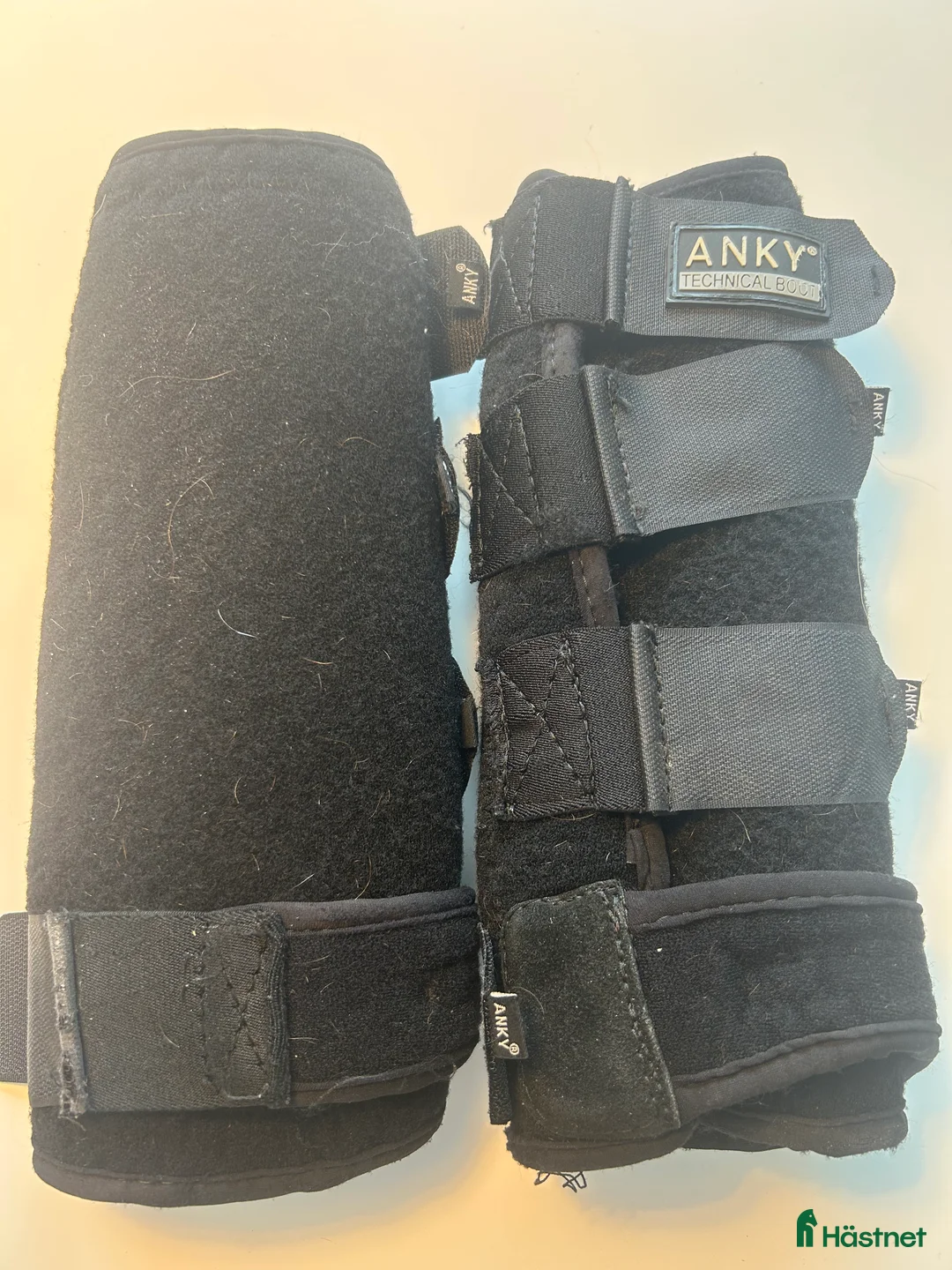 Benskydd hästutrustning till salu: Dressyrbenskydd Anki Svart neopren Fram & bak  i Växjö - Annons 2