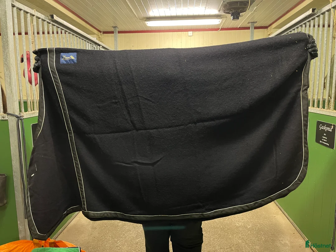 Täcken hästutrustning till salu: Ulltäcke från Z-täcket i Borås - Annons 1