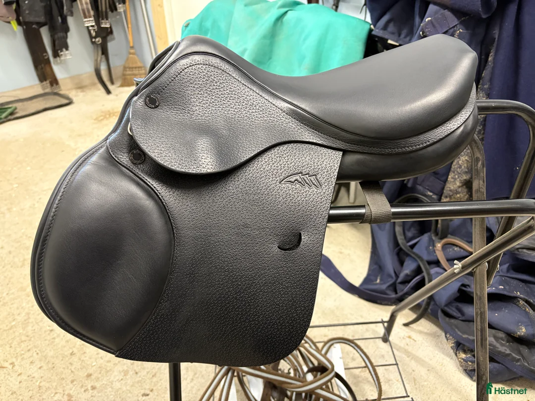 Sadlar hästutrustning till salu: I princip ny Equiline ponnysadel i Vetlanda - Annons 5