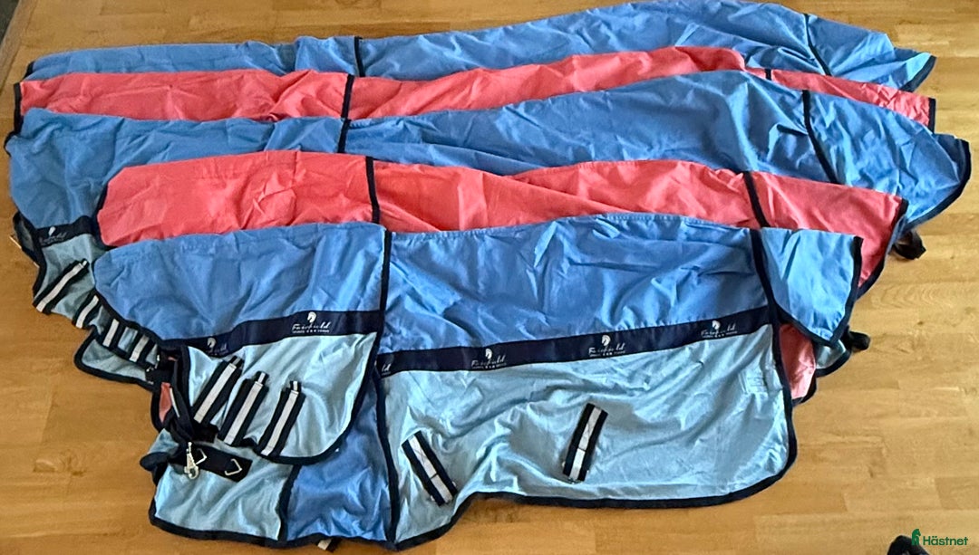 Täcken hästutrustning till salu: Regn-/flugtäcke i Vikingstad - Annons 1