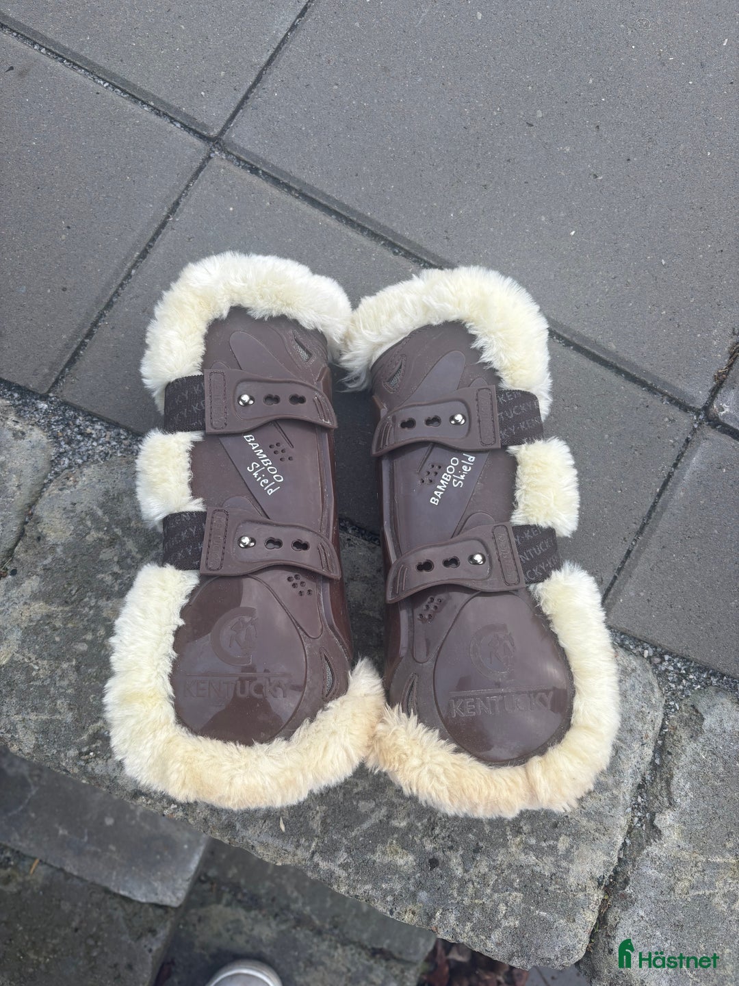 Benskydd hästutrustning till salu: Kentucky fluffiga senskydd i Genarp - Annons 1