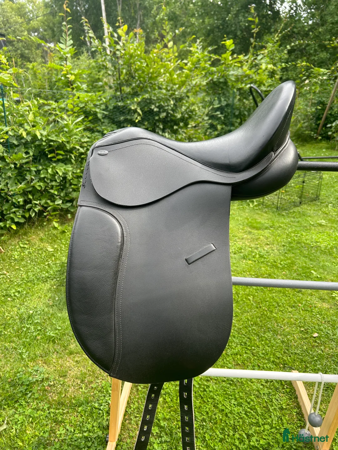 Sadlar hästutrustning till salu: Dressyrsadel för ponny i nyskick i Tungelsta - Annons 1