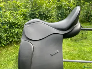 Sadlar hästutrustning Dressyrsadel för ponny i nyskick i Tungelsta - Annons 12