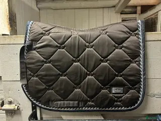 Schabrak & Vojlockar hästutrustning till salu: Esstockholm schabrak - Annons 3