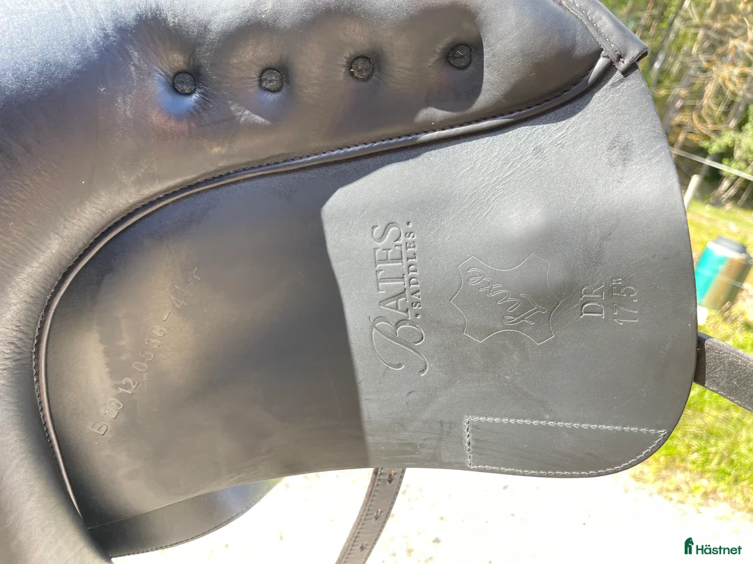 Sadlar hästutrustning till salu: Bates dressyrsadel med utbytbara kopparjärn i Tullinge - Annons 4
