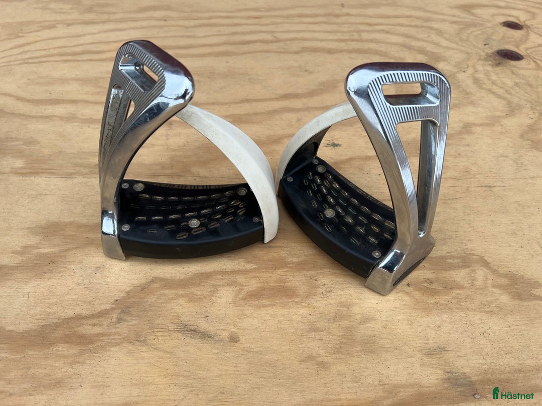 Stigbyglar hästutrustning till salu: S2 safe riding stigbyglar  i Brålanda - Annons 1