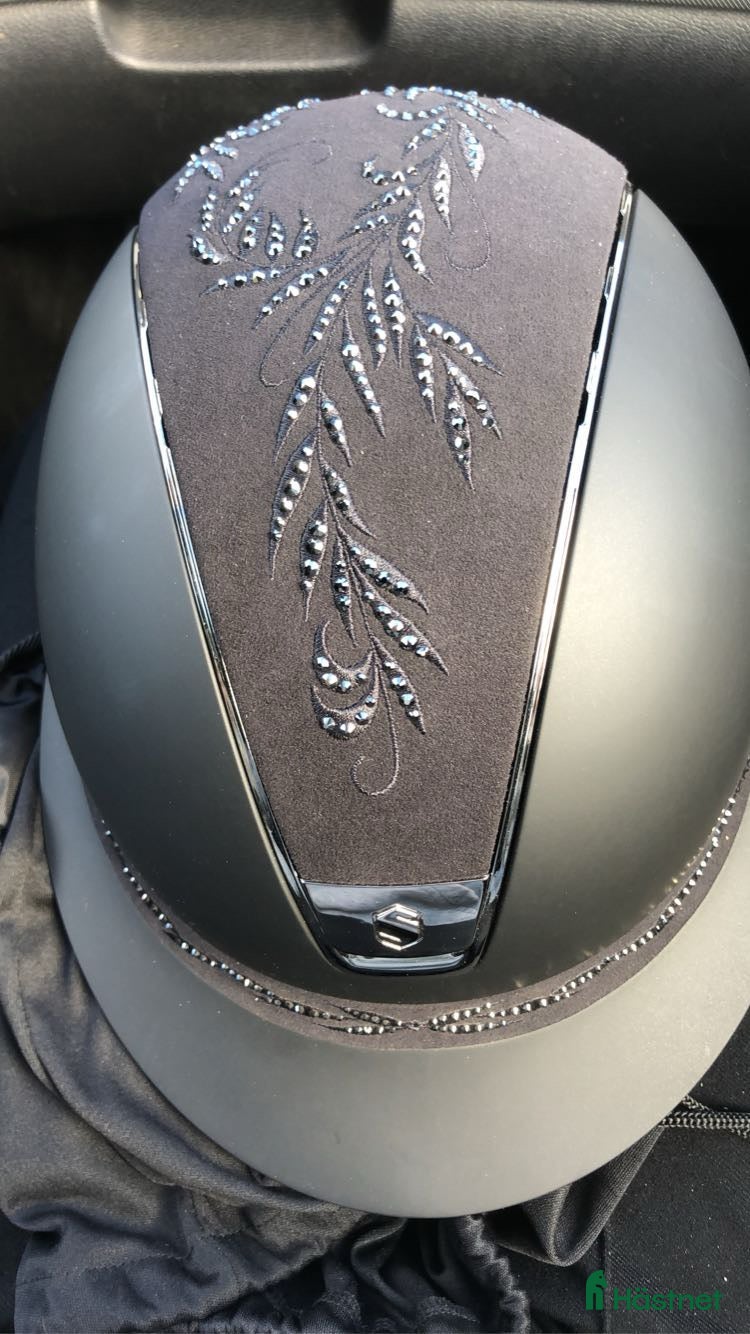 Hjälmar ryttarutrustning till salu: Samshield Swarowski i Årsunda - Annons 1