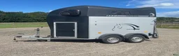 Hästtransporter  fordon & transport till salu: Prisvärd hästtransport i alu m sadelkammare - Annons 1