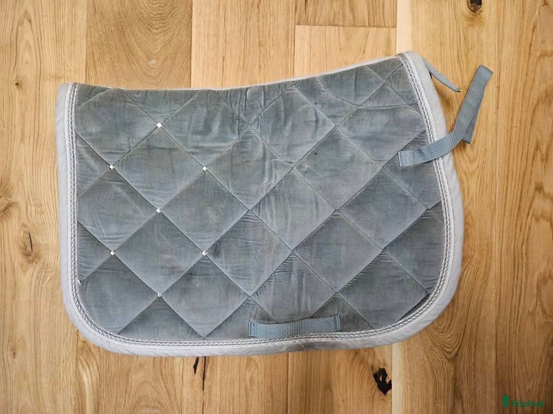 Schabrak & Vojlockar hästutrustning till salu: Utrensning märkesschabrak i Bandhagen - Annons 6