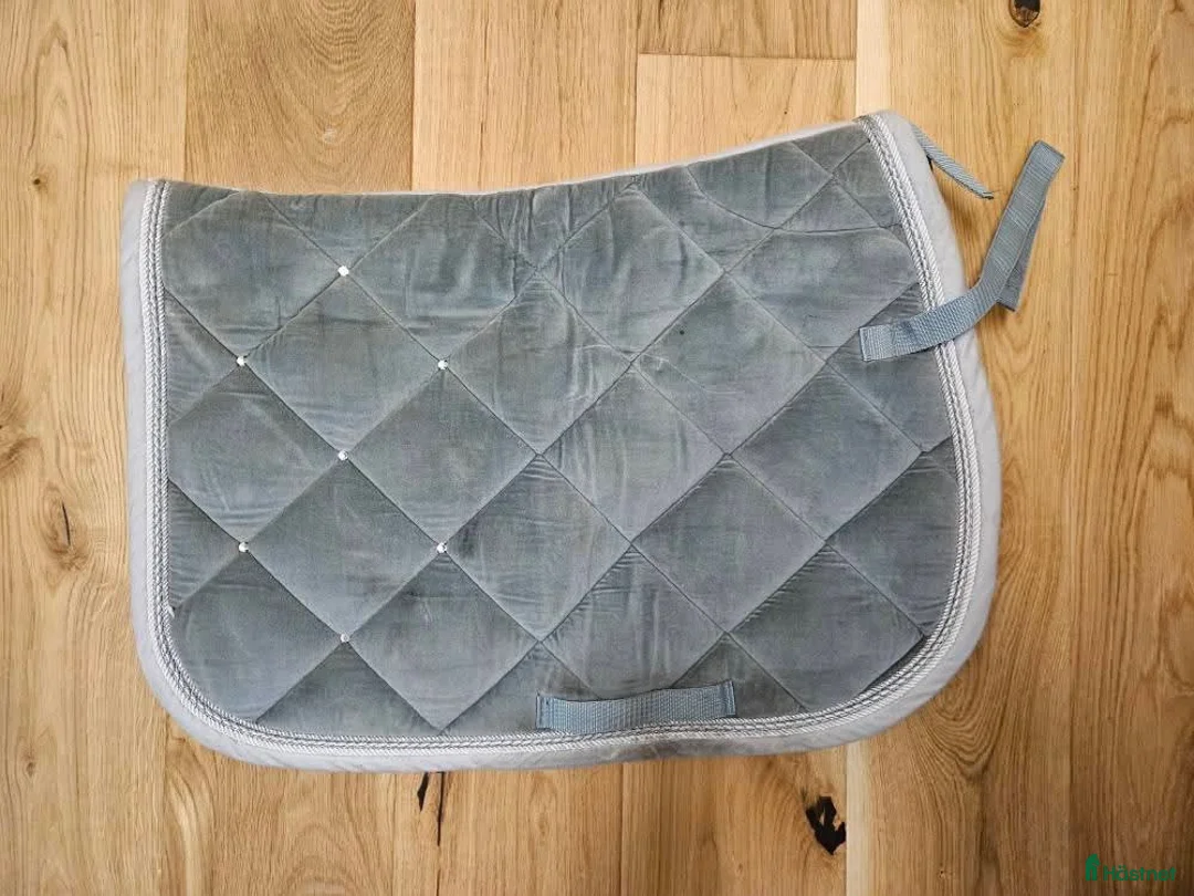 Schabrak & Vojlockar hästutrustning till salu: Utrensning märkesschabrak i Bandhagen - Annons 6