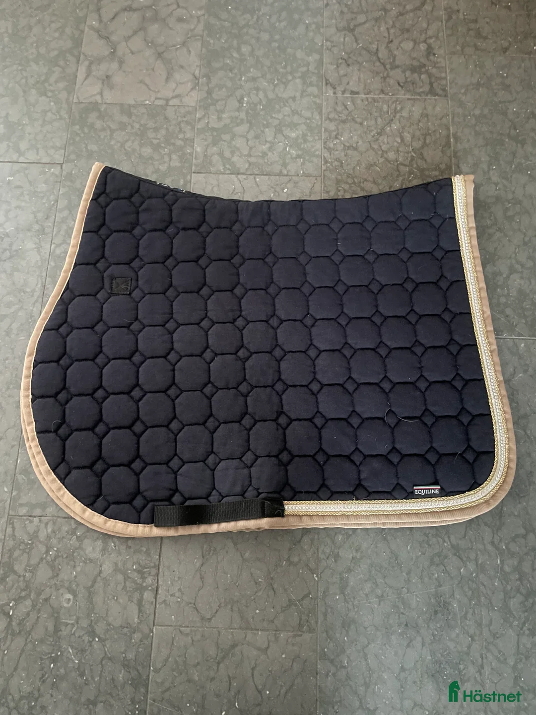 Schabrak & Vojlockar hästutrustning till salu: Jättefint Equline schabrak  i Saltsjöbaden - Annons 1