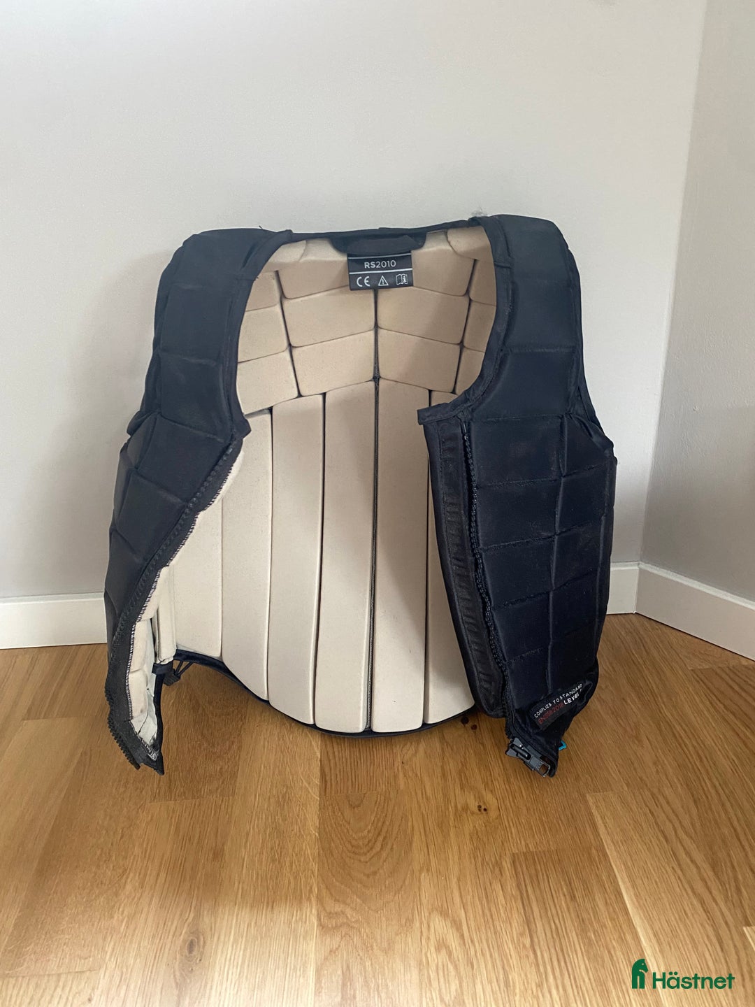 Säkerhetsvästar ryttarutrustning till salu: Säkerhetsväst i mycket bra skick  i Älvsjö - Annons 3
