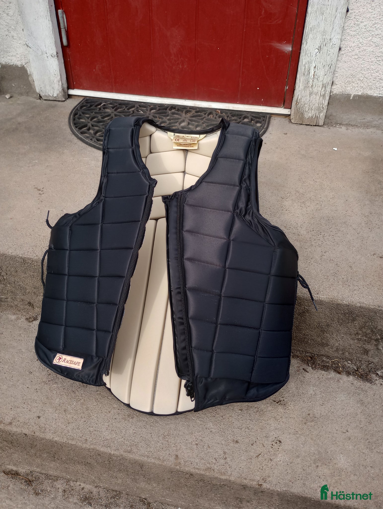 Säkerhetsvästar ryttarutrustning till salu: Racesafe Vuxen Stl S - Annons 1