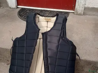 Säkerhetsvästar ryttarutrustning till salu: Racesafe Vuxen Stl S - Annons 1