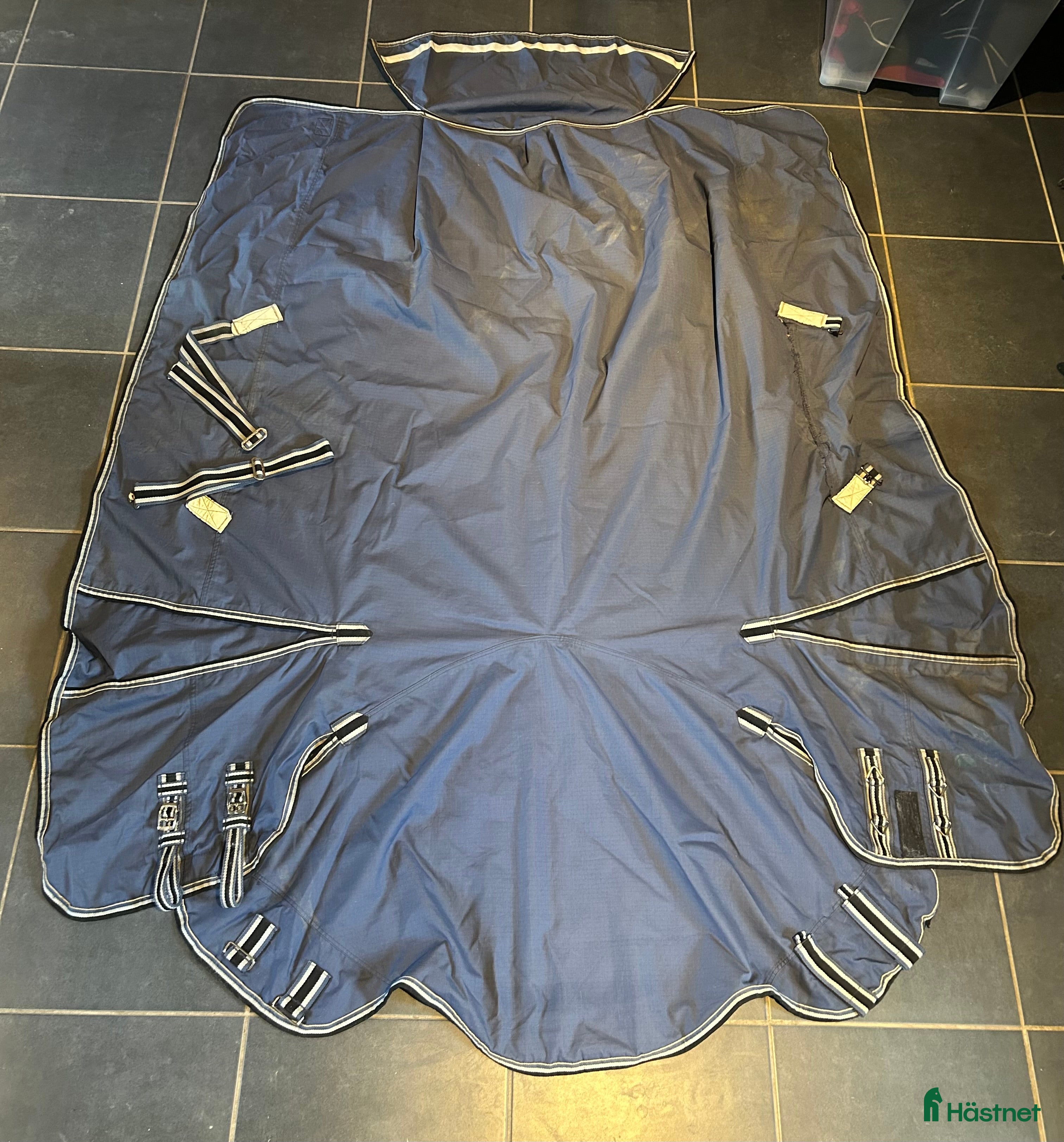 Täcken hästutrustning till salu: Fairfeild 200g täcken med hals i Vellinge - Annons 3