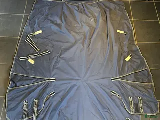 Täcken hästutrustning Fairfeild 200g täcken med hals i Vellinge - Annons 24