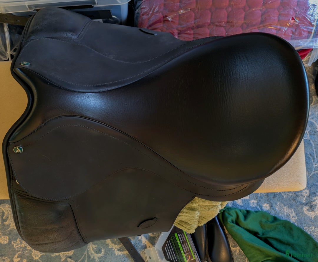 Sadlar hästutrustning till salu: Arena dressyr 17", mycket välskött i Visby - Annons 5