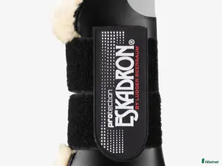 Benskydd hästutrustning Helt oanvända benskydd från Eskadron säljes i Hammarö - Annons 1