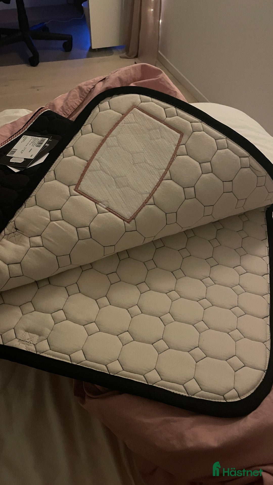 Schabrak & Vojlockar hästutrustning till salu: Rosa E-logga, helt ny i Varberg - Annons 2