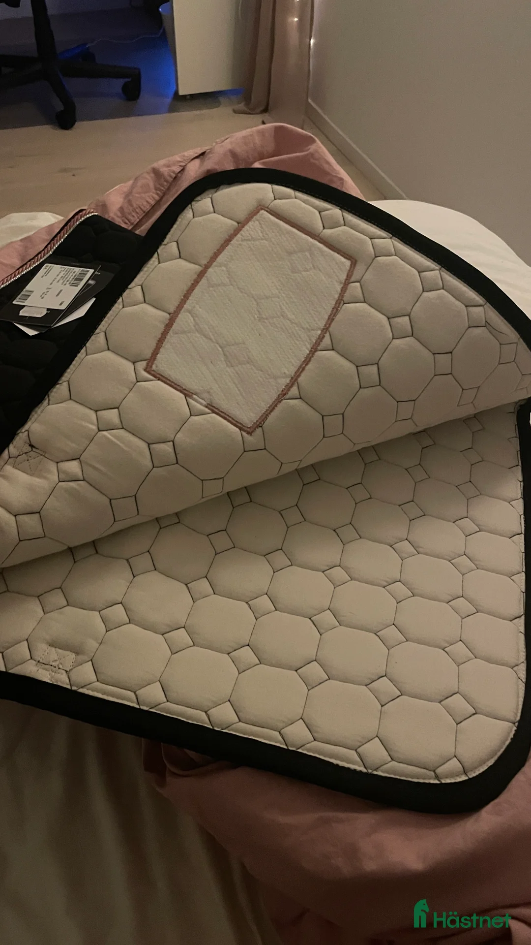 Schabrak & Vojlockar hästutrustning till salu: Rosa E-logga, helt ny i Varberg - Annons 2