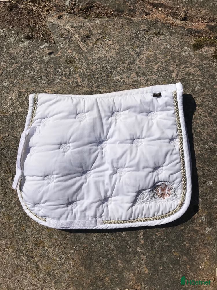 Schabrak & Vojlockar hästutrustning till salu: Vitt HV Polo schabrak till ponny i Göteborg - Annons 3