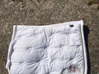 Schabrak & Vojlockar hästutrustning till salu: Vitt HV Polo schabrak till ponny i Göteborg - Annons 3