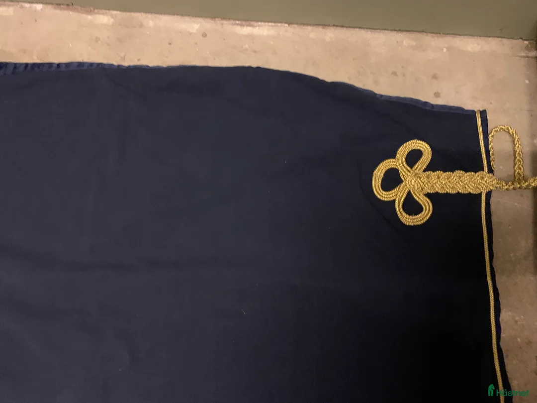 Täcken hästutrustning till salu: Hansbo Fleecetäcke Marinblå storlek 165cm julklapp i Hanaskog - Annons 4