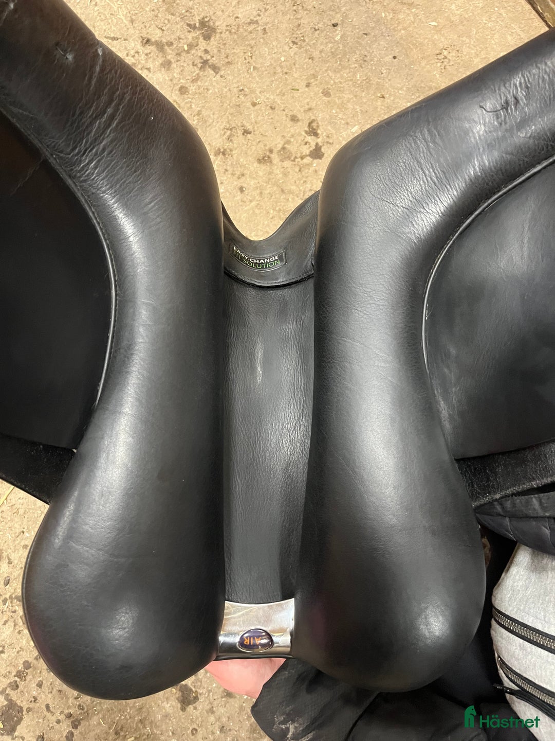 Sadlar hästutrustning till salu: Isabell Werth Bates Cair sadel dressyr i Åkers Styckebruk - Annons 3