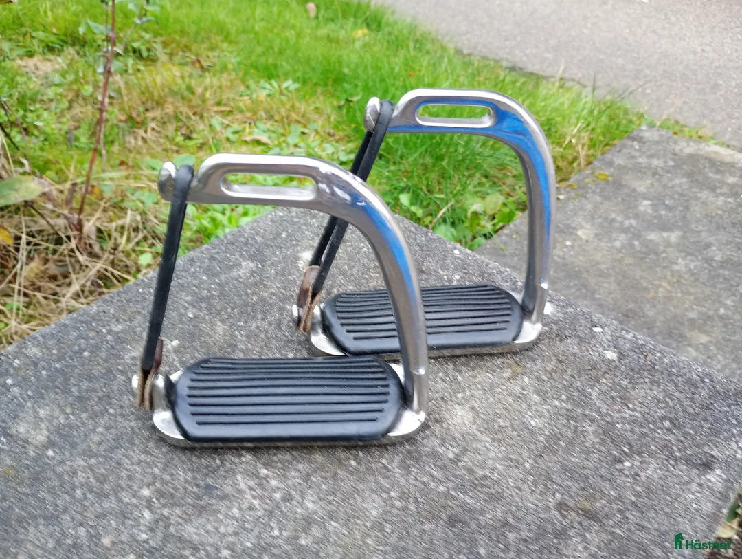 Stigbyglar hästutrustning till salu: Säkerhets stigbyglar  - Annons 1