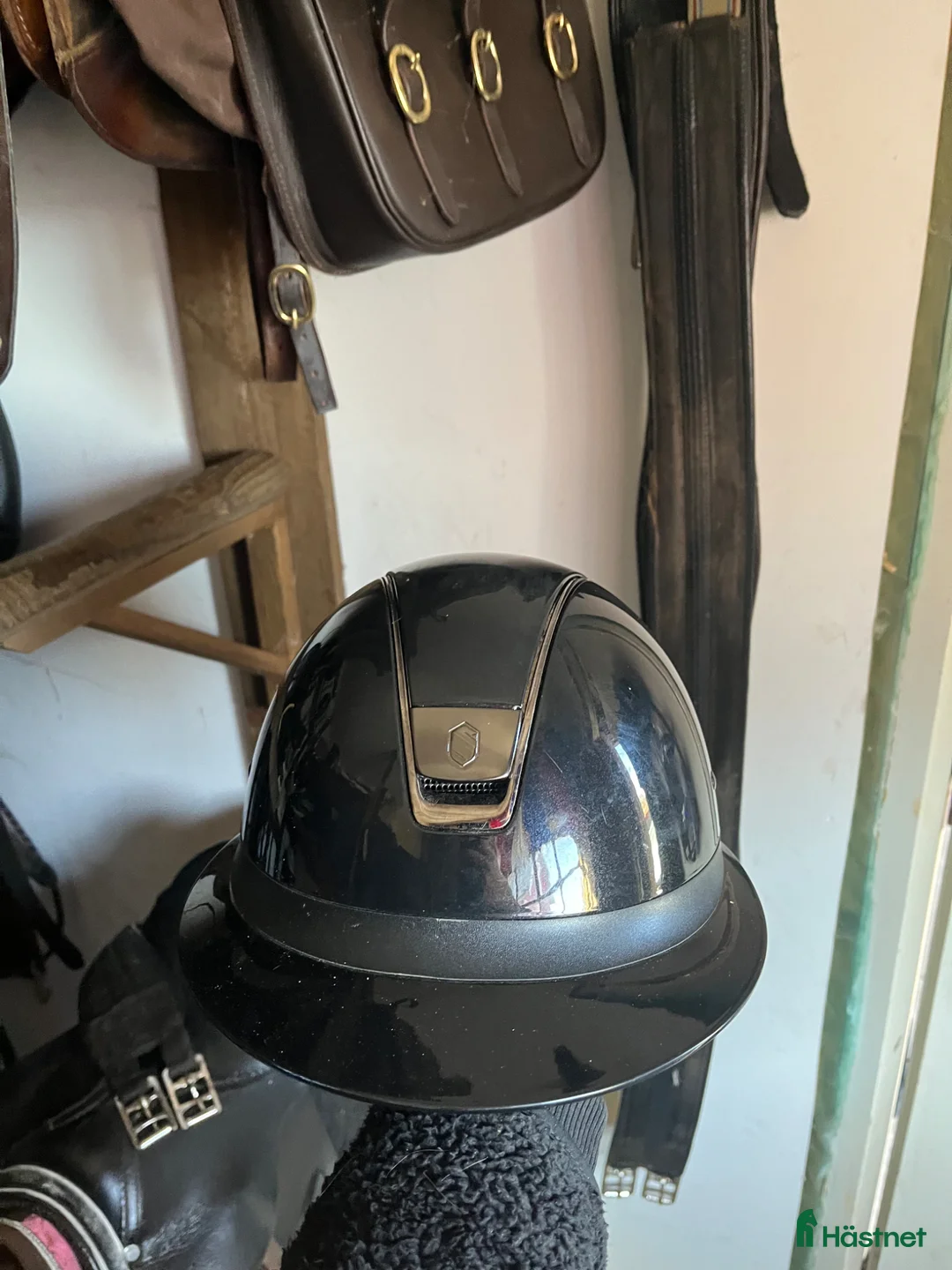 Hjälmar ryttarutrustning till salu: Smashield miss shield glossy i nyskick själjes! - Annons 1