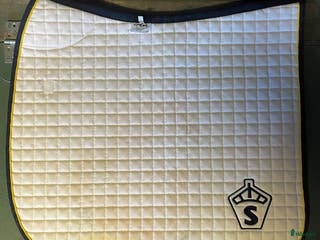 Schabrak & Vojlockar hästutrustning till salu: Swb dressyrschabrak med svenska flaggan i Uppsala - Annons 22