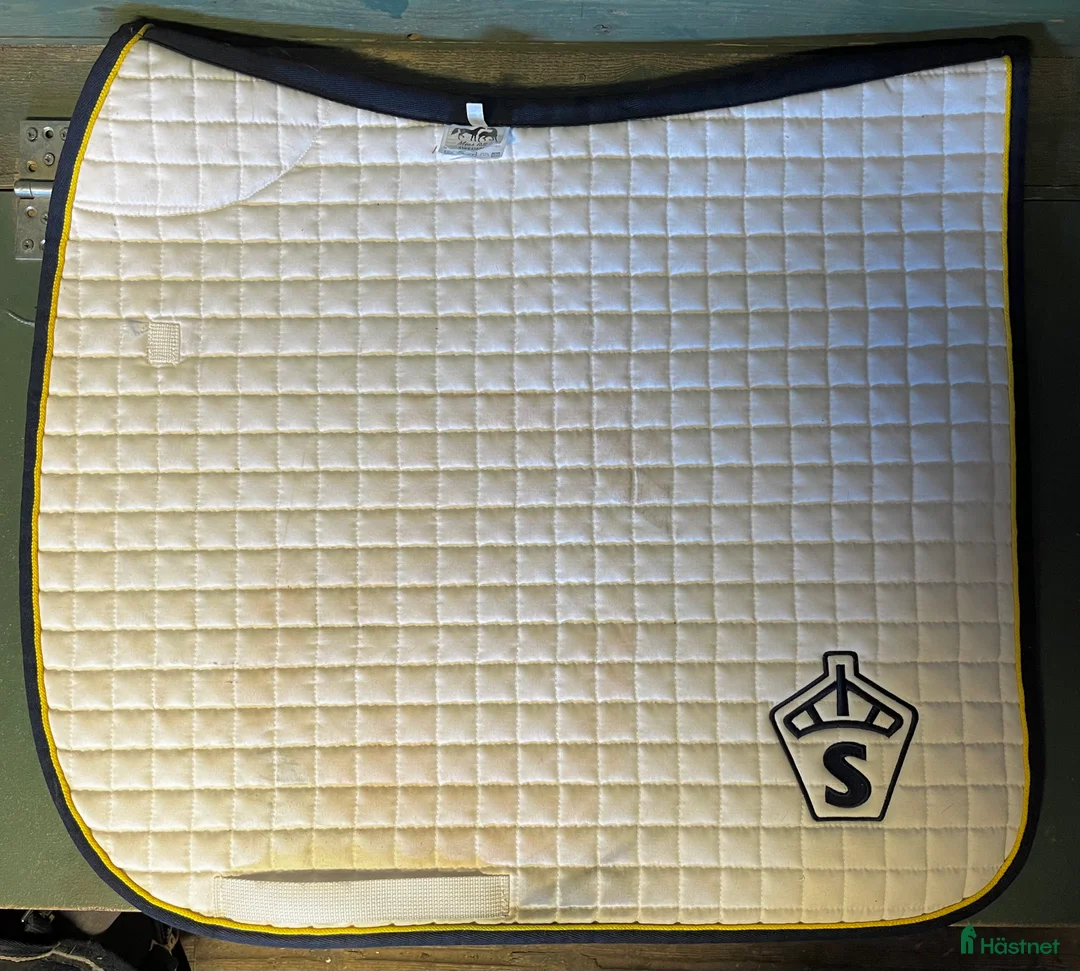 Schabrak & Vojlockar hästutrustning till salu: Swb dressyrschabrak med svenska flaggan  i Uppsala - Annons 1