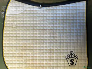 Schabrak & Vojlockar hästutrustning Swb dressyrschabrak med svenska flaggan i Uppsala - Annons 5