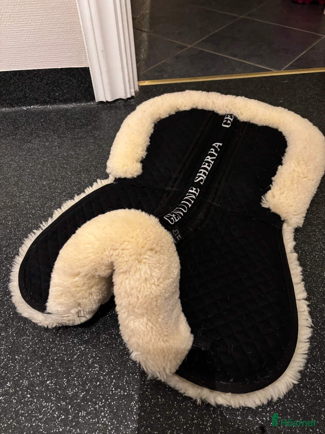 Schabrak & Vojlockar hästutrustning till salu: Fårskinnspad  - Annons 1