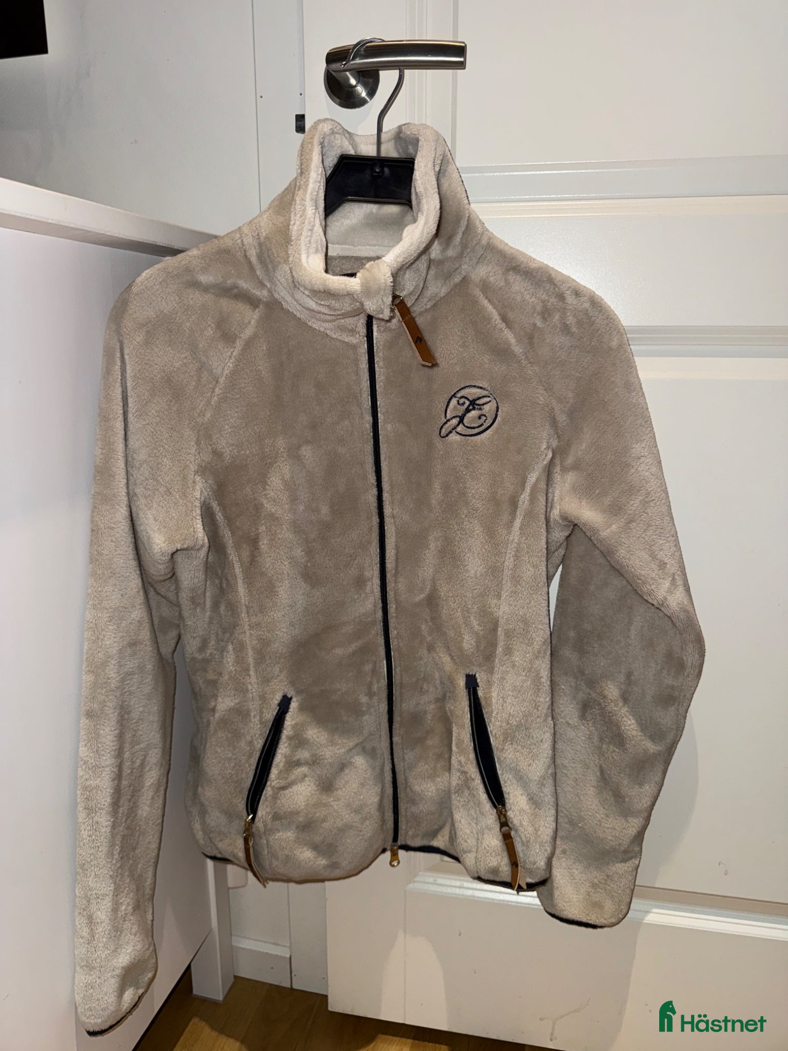 Jackor & Kavajer ryttarutrustning till salu: Stalltröja  - Annons 3