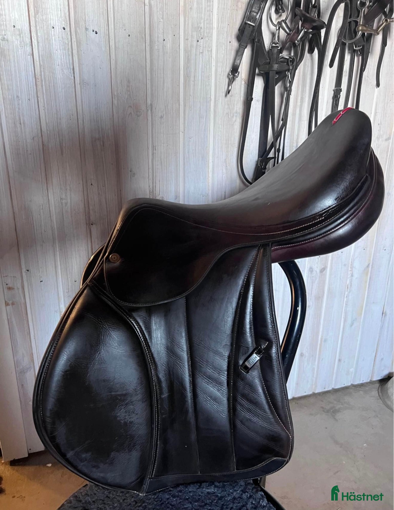 Sadlar hästutrustning till salu: Mörkbrun 17,5” Equipe EK26 med L-kåpor i Borås - Annons 1