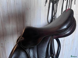 Sadlar hästutrustning till salu: Mörkbrun 17,5” Equipe EK26 med L-kåpor i Borås - Annons 19