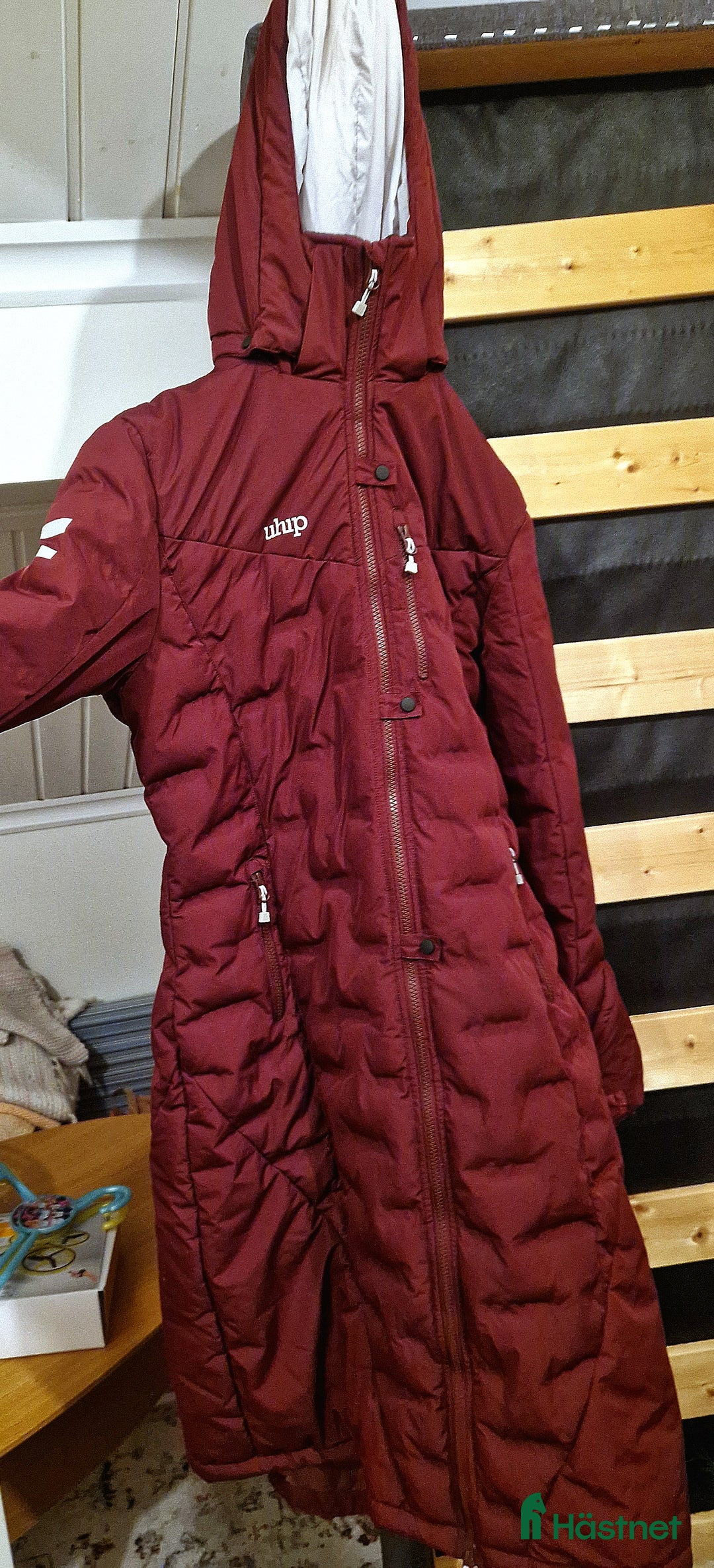 Jackor & Kavajer ryttarutrustning till salu: Uhip vinröd kappa i Alunda - Annons 2