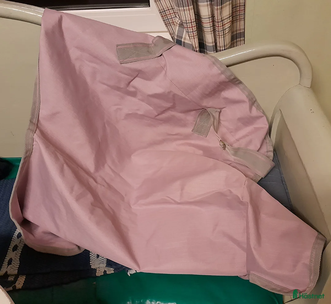 Täcken hästutrustning till salu: Mini 70/100 Bucas Turnout Light i Gammelstad - Annons 2