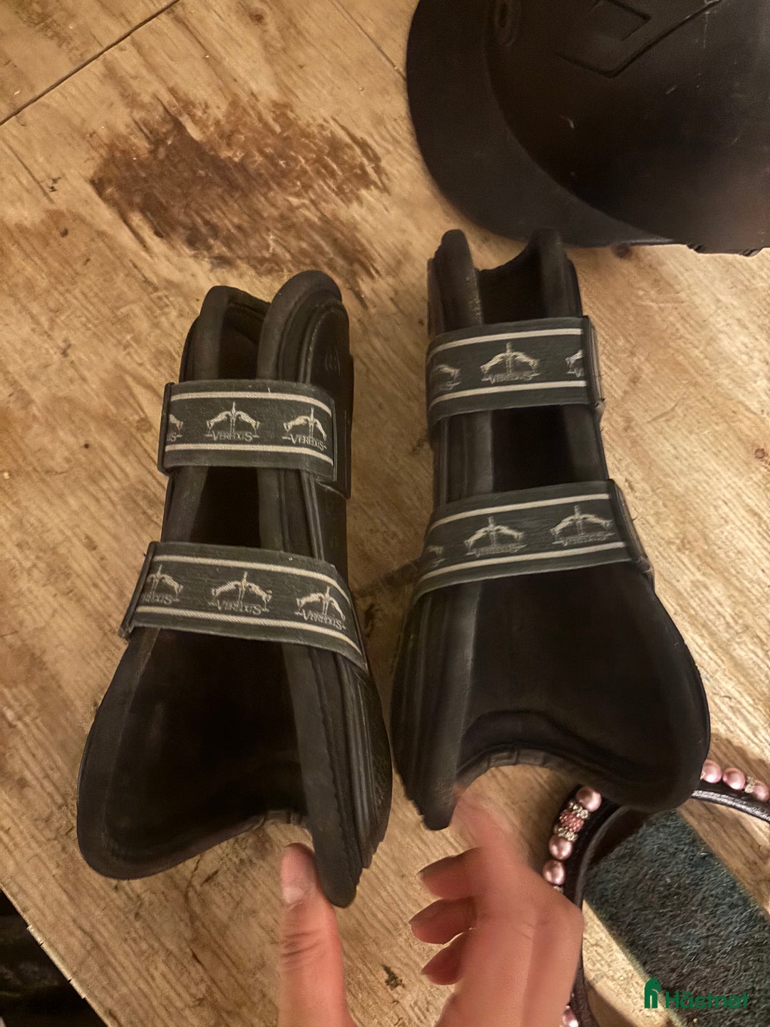 Benskydd hästutrustning till salu: Svara veredus skydd  i Saltsjö-Boo - Annons 1